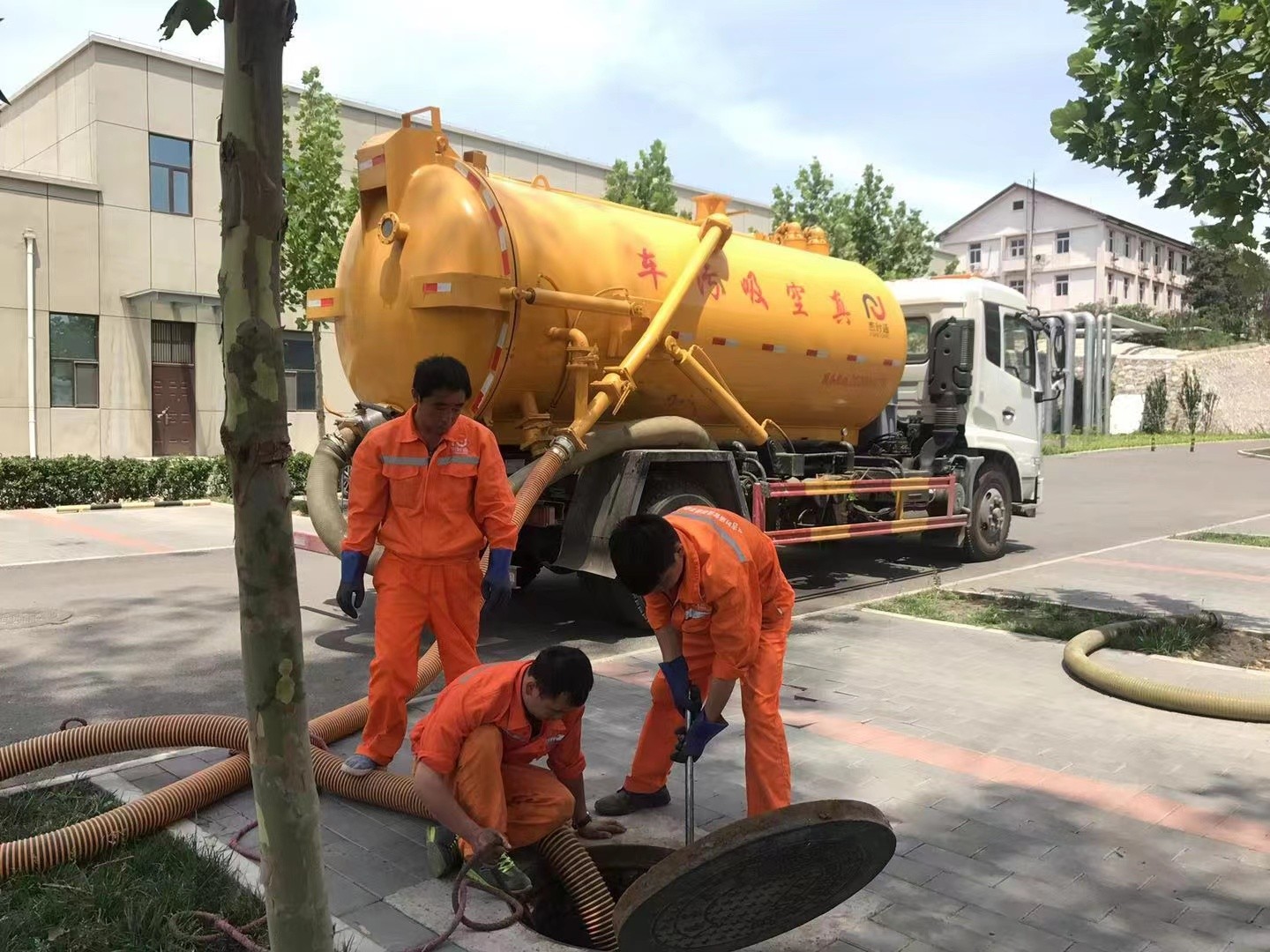 公坡镇化粪池清理与5-8吨吸粪车施工效率分析